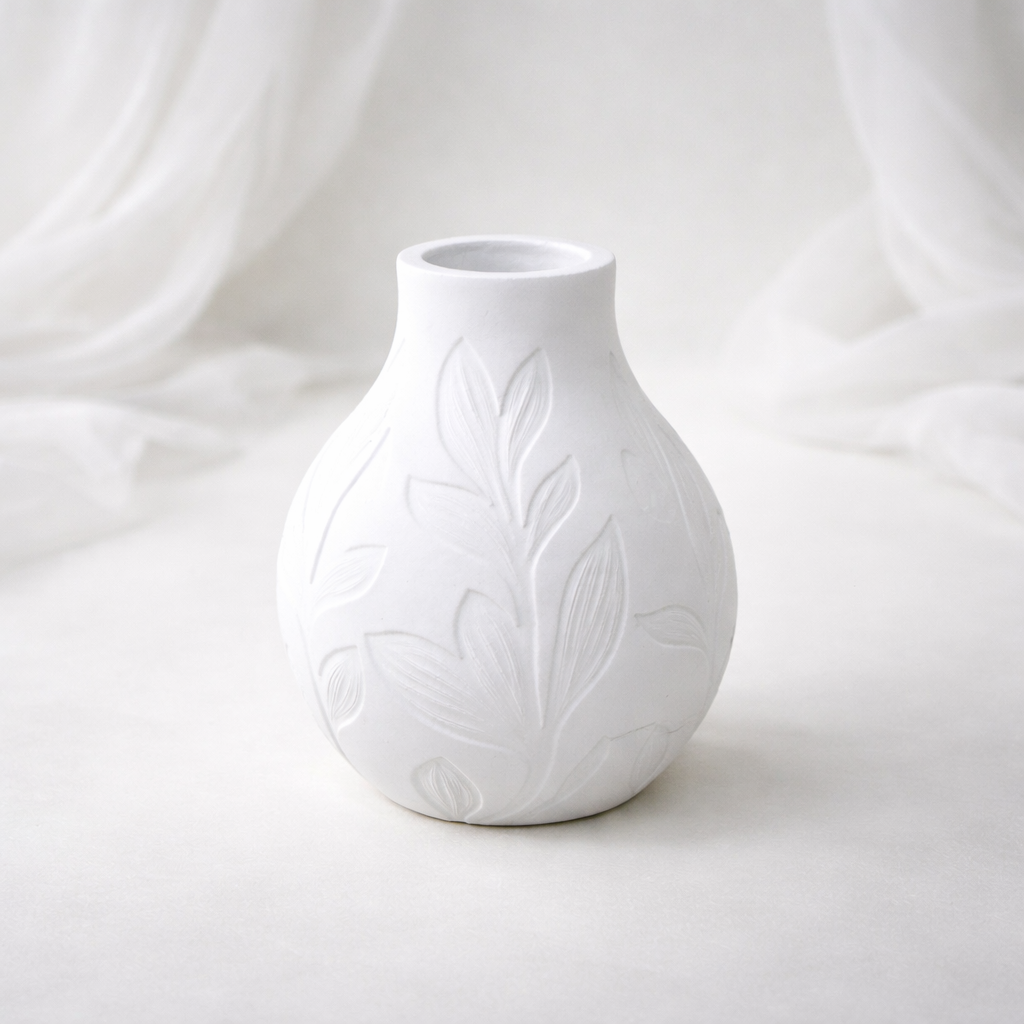Vaso Decorativo in Ceramica Bianca con Motivo Floreale