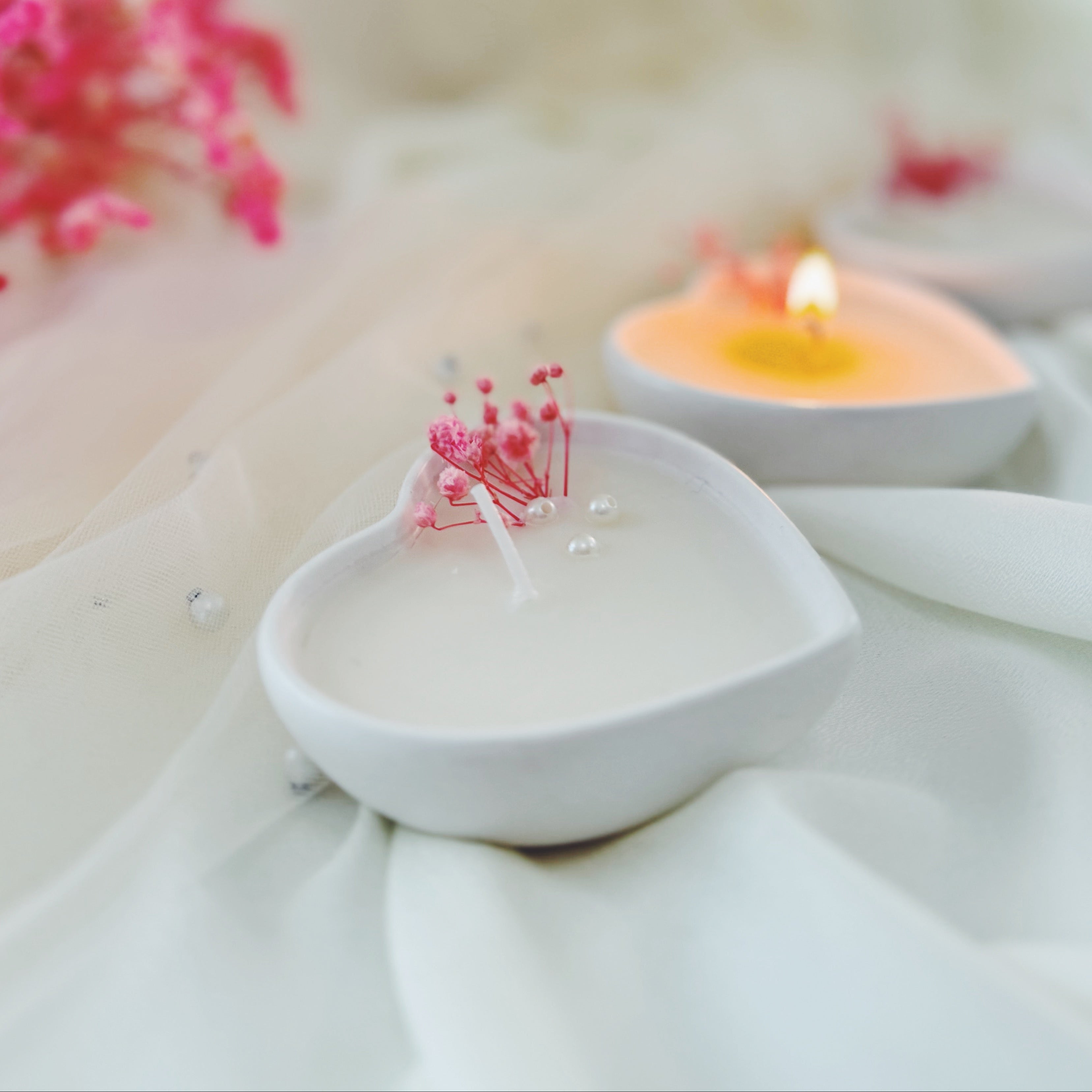 Candele artigianali a forma di cuore in contenitore di ceramica