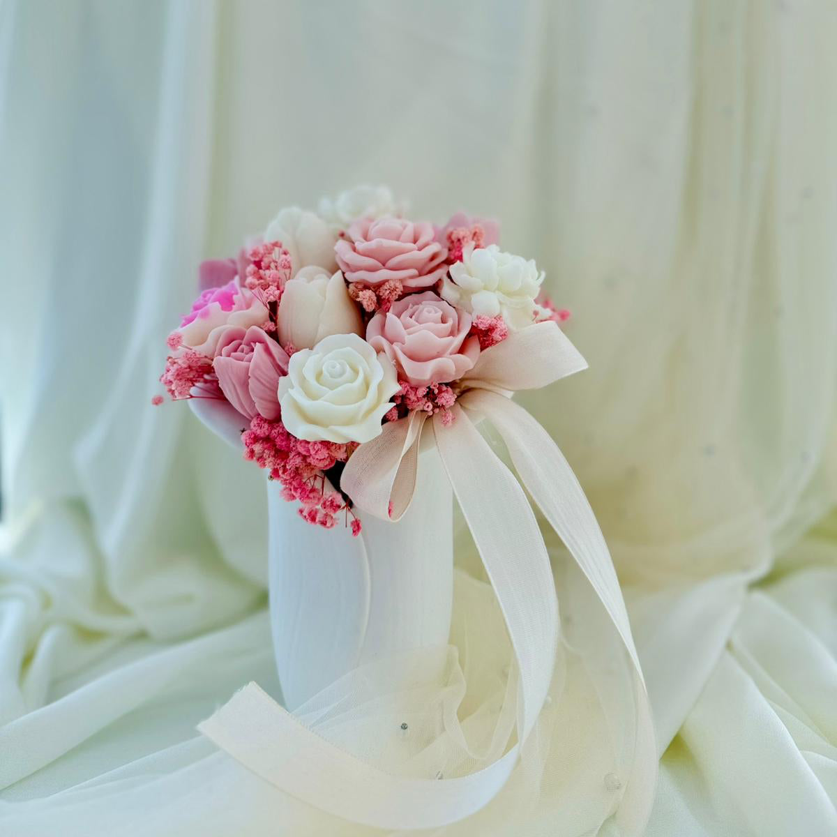 Vaso in ceramica artigianale con rose profumate