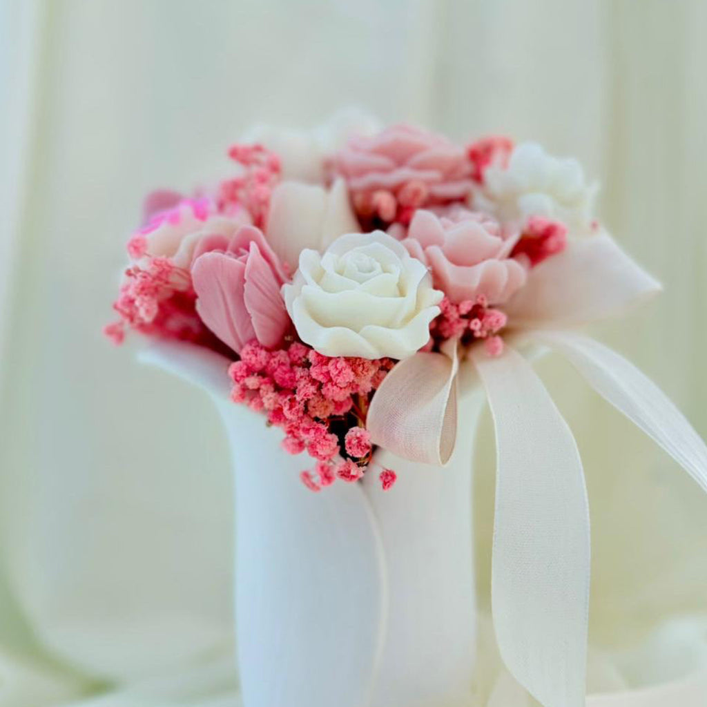 Vaso in ceramica artigianale con rose profumate