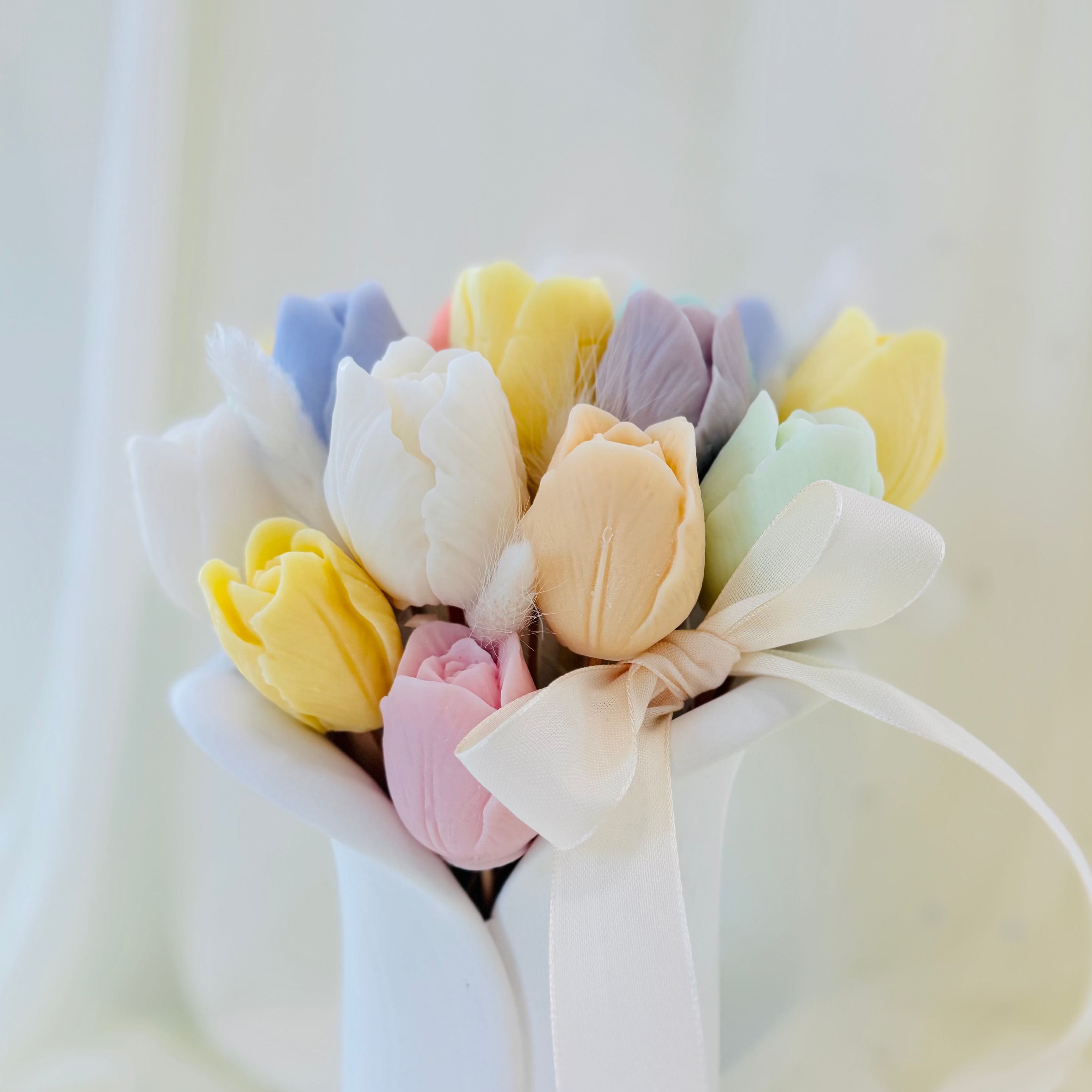 Vaso in ceramica artigianale con rose profumate