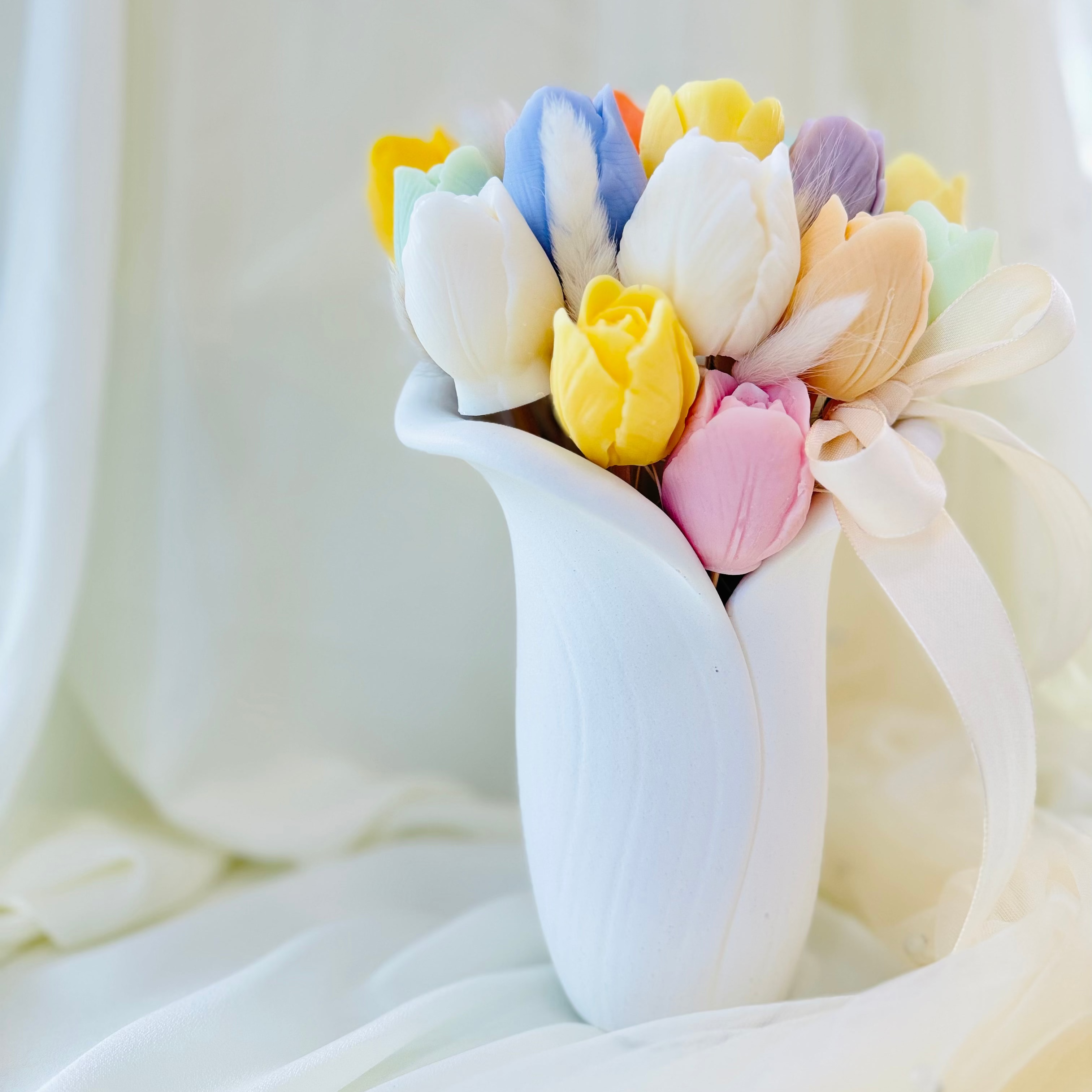 Vaso in ceramica artigianale con rose profumate