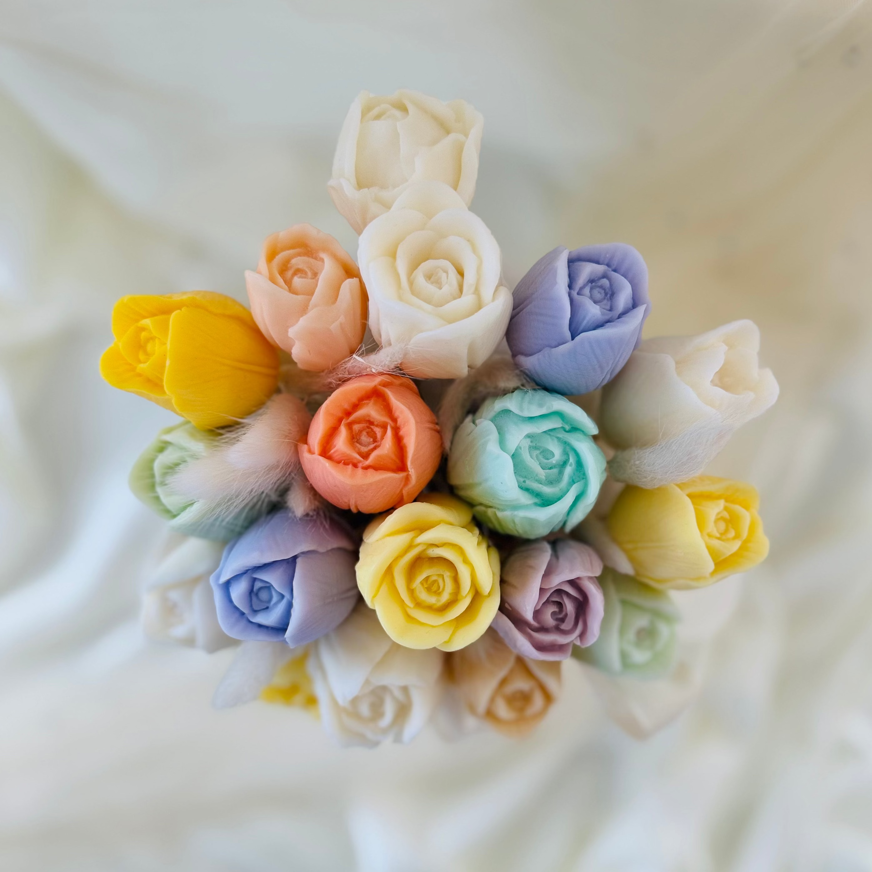 Vaso in ceramica artigianale con rose profumate