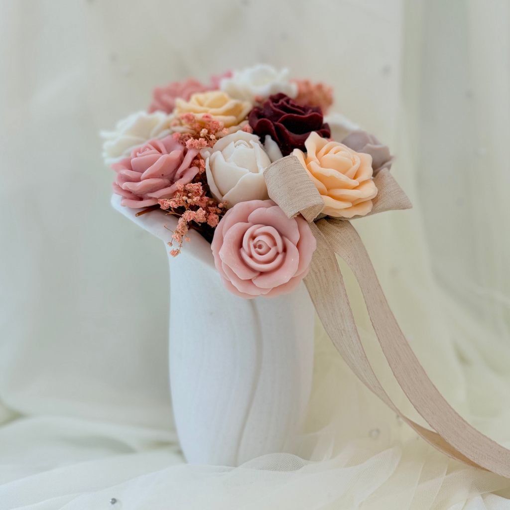 Vaso in ceramica artigianale con rose profumate