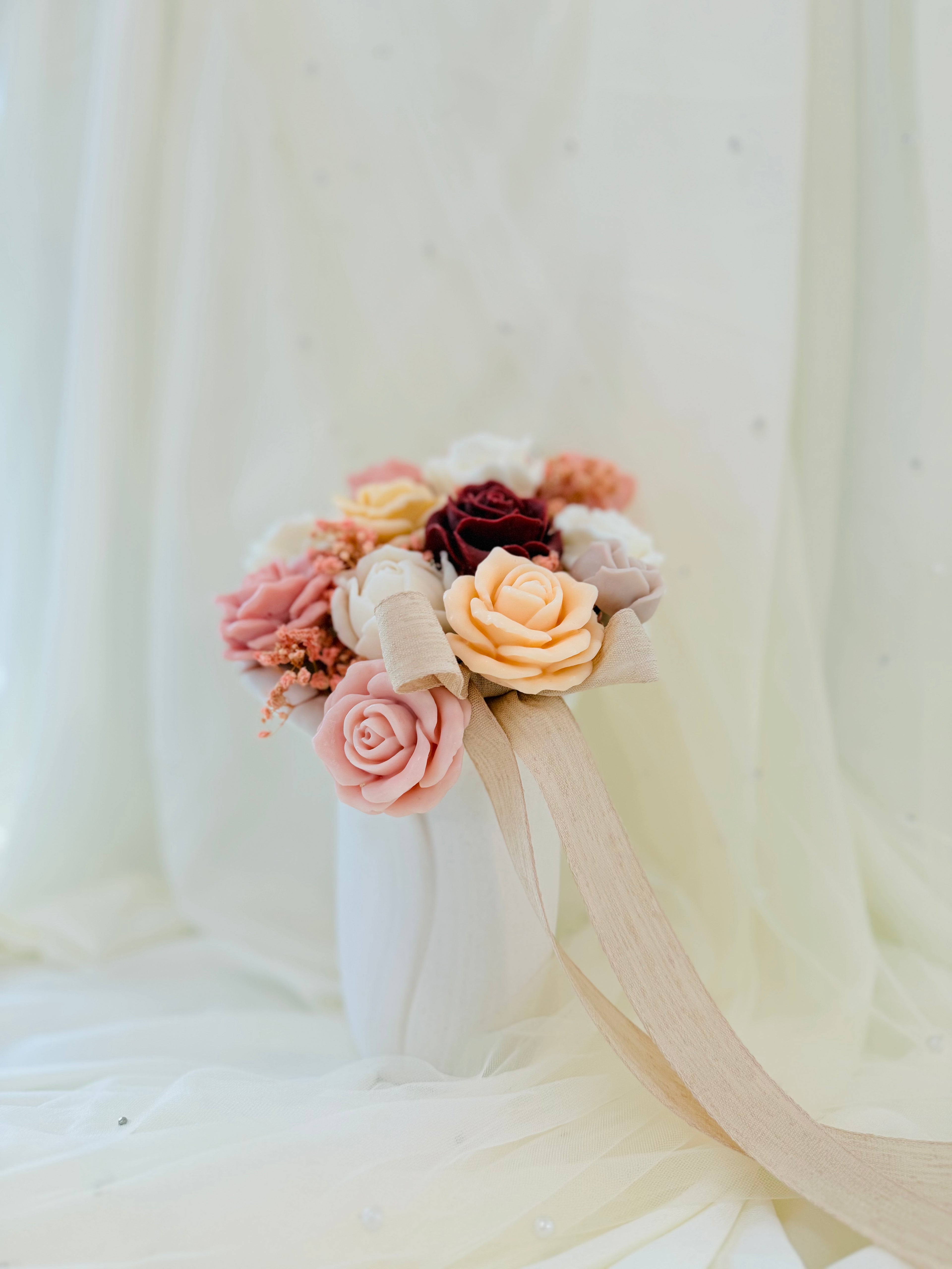 Vaso in ceramica artigianale con rose profumate