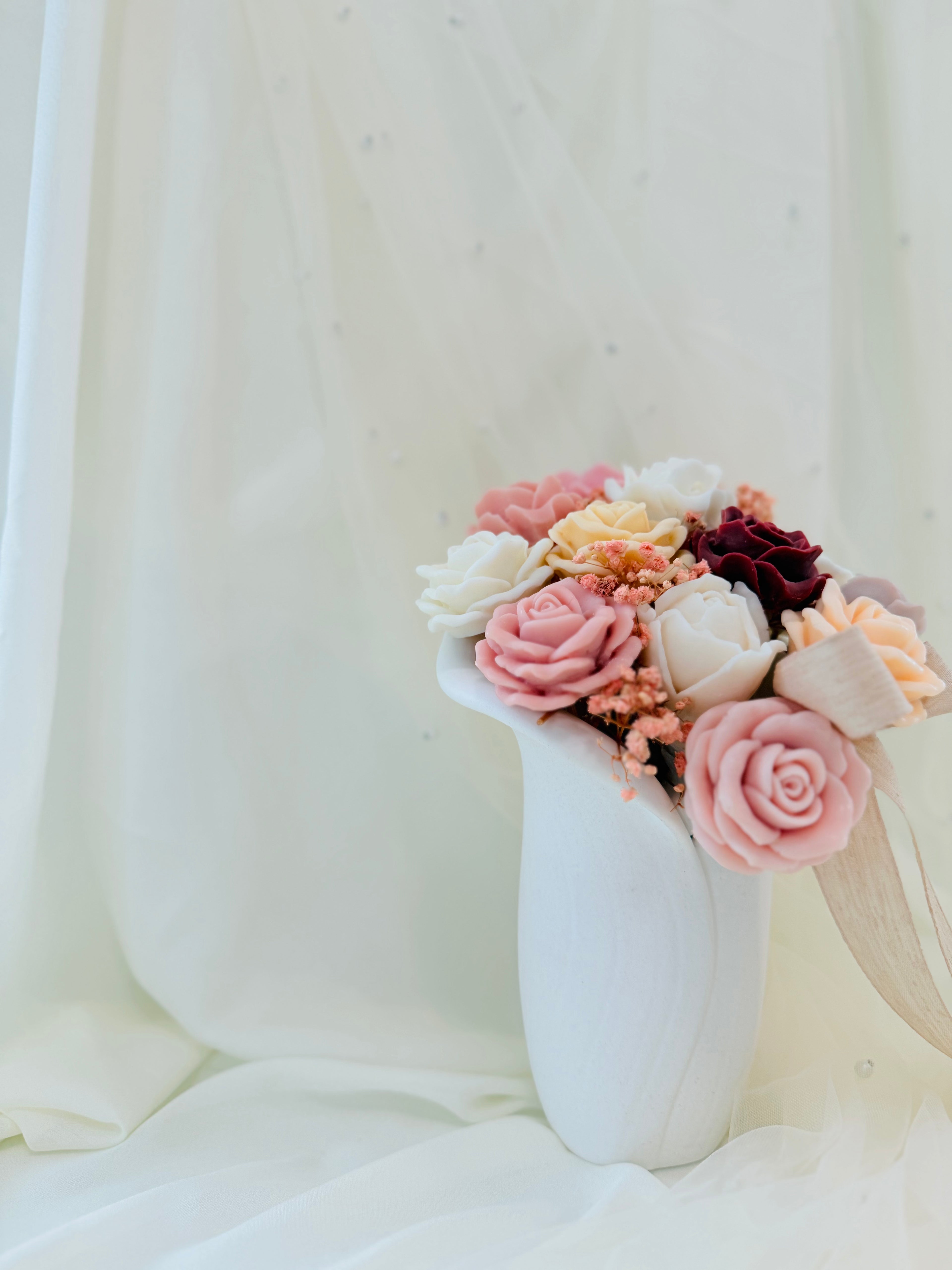 Vaso in ceramica artigianale con rose profumate