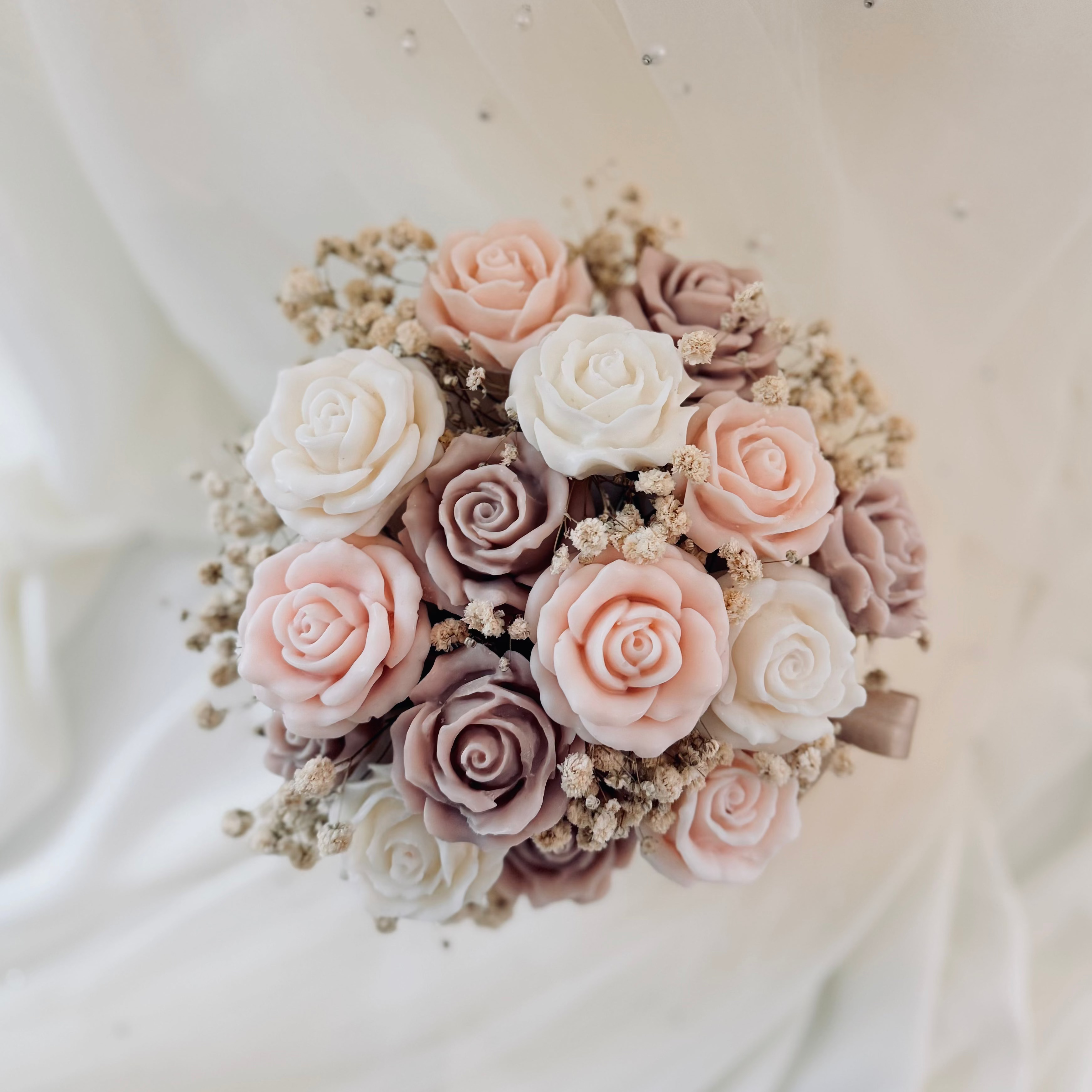 Vaso in ceramica artigianale con rose profumate