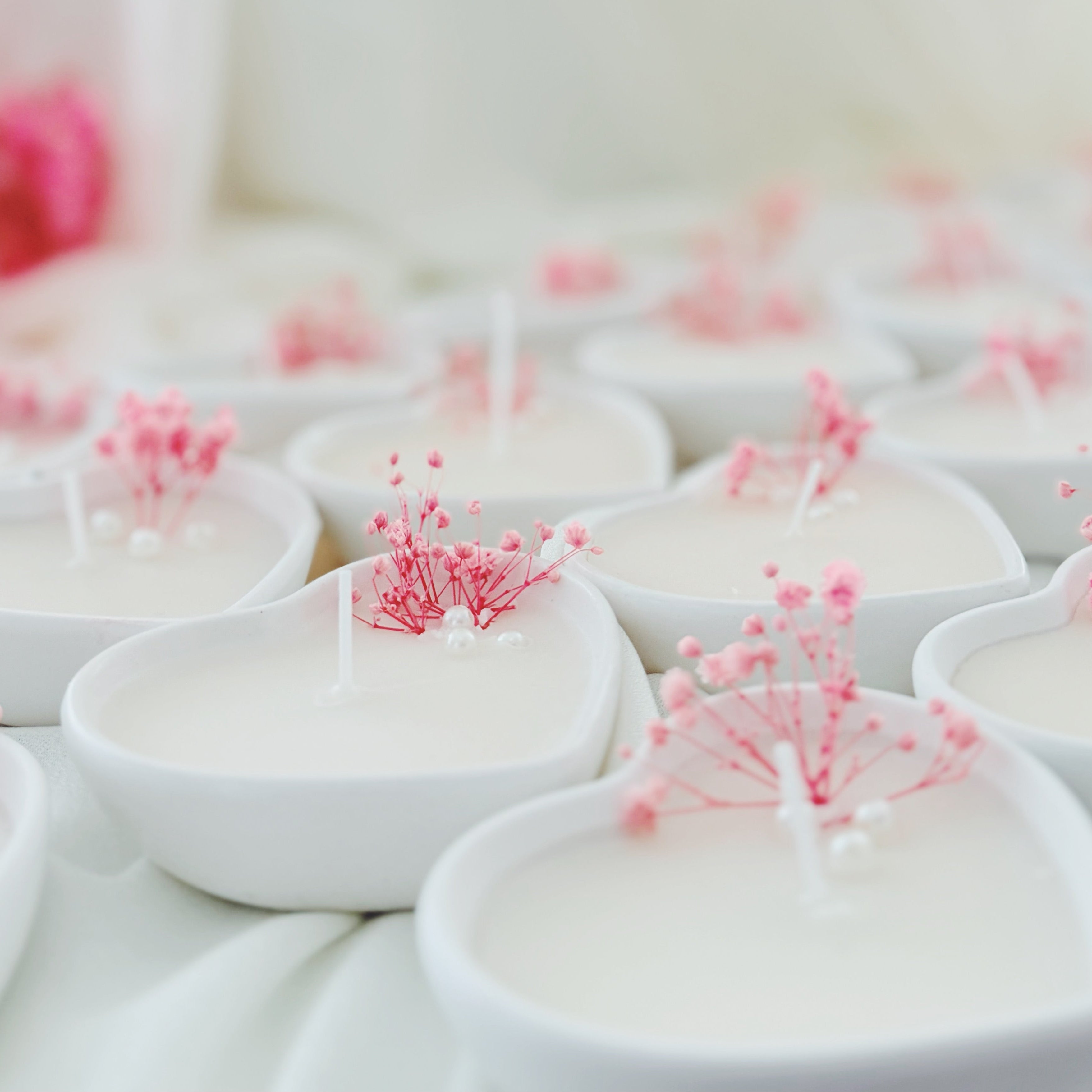 Candele artigianali a forma di cuore in contenitore di ceramica