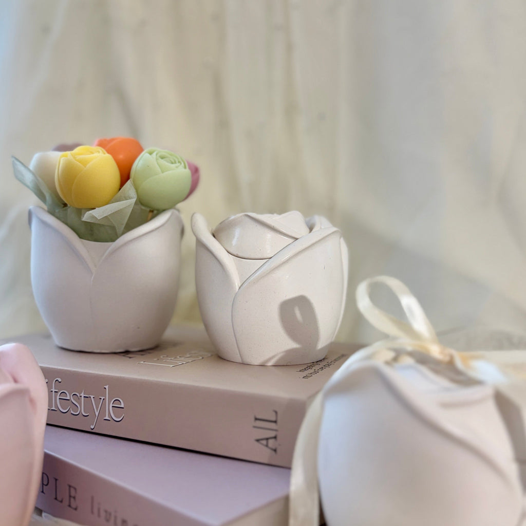 Vaso in ceramica con rose in cera profumate