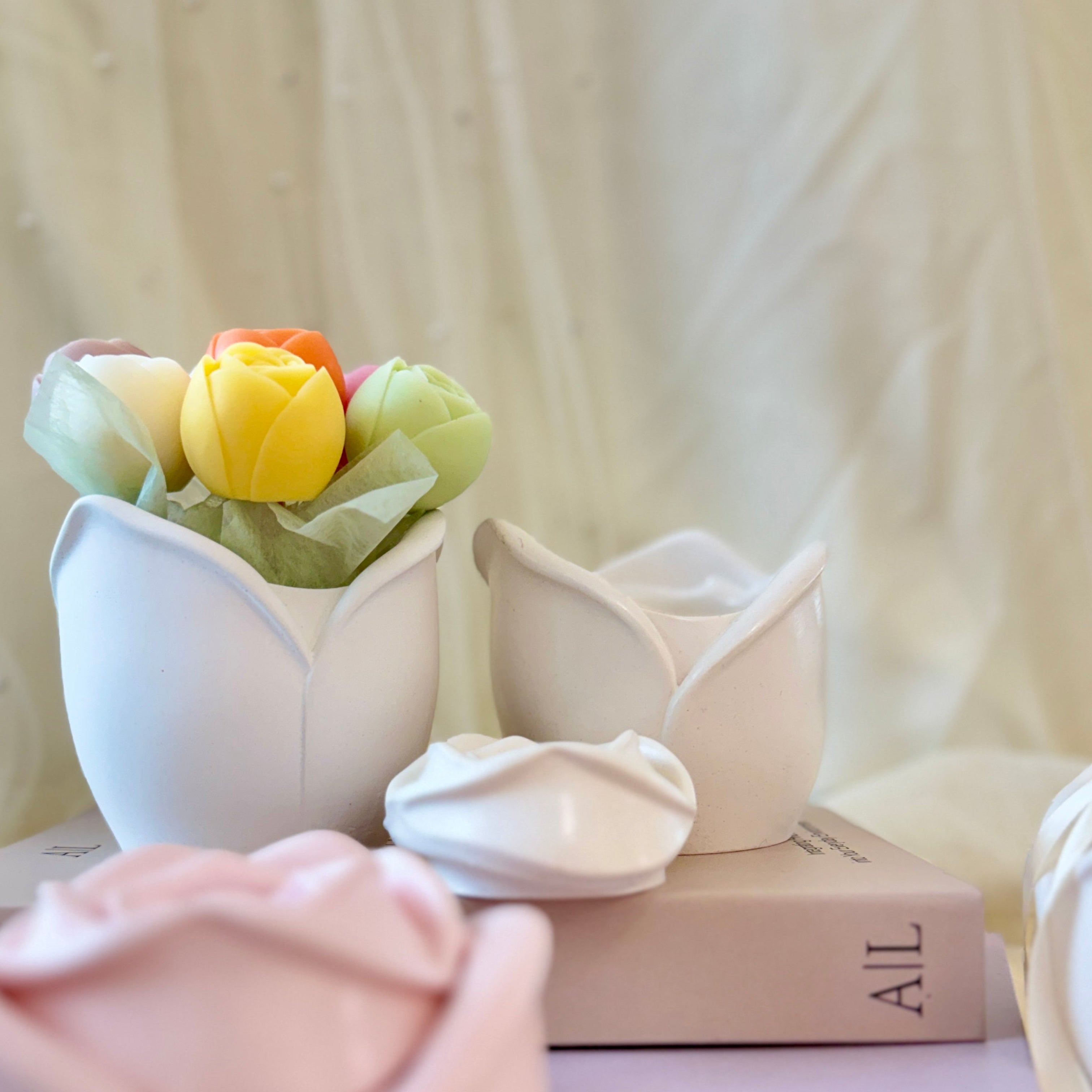 Vaso in ceramica con rose in cera profumate