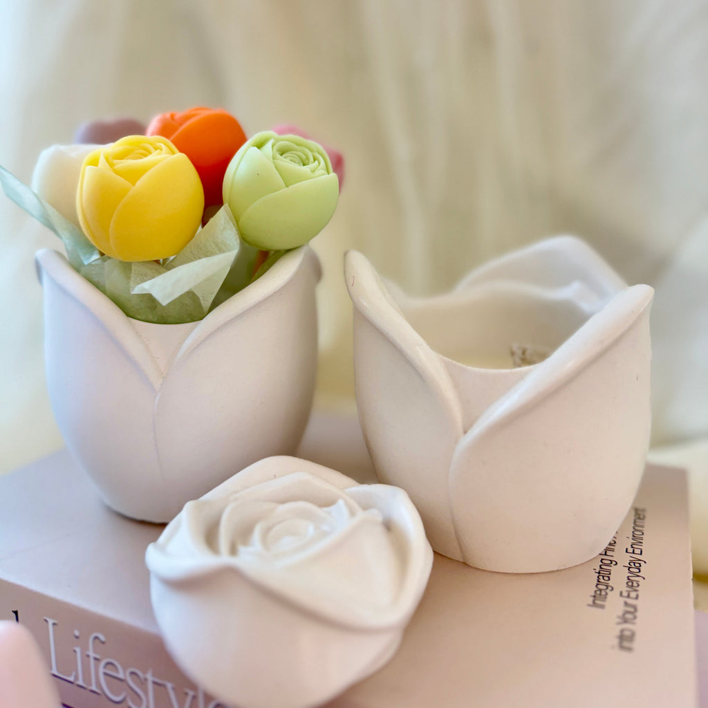 Vaso in ceramica con rose in cera profumate