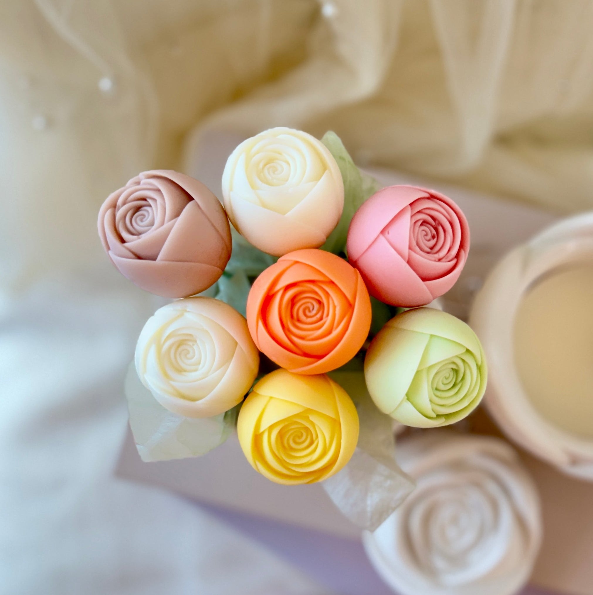 Vaso in ceramica con rose in cera profumate