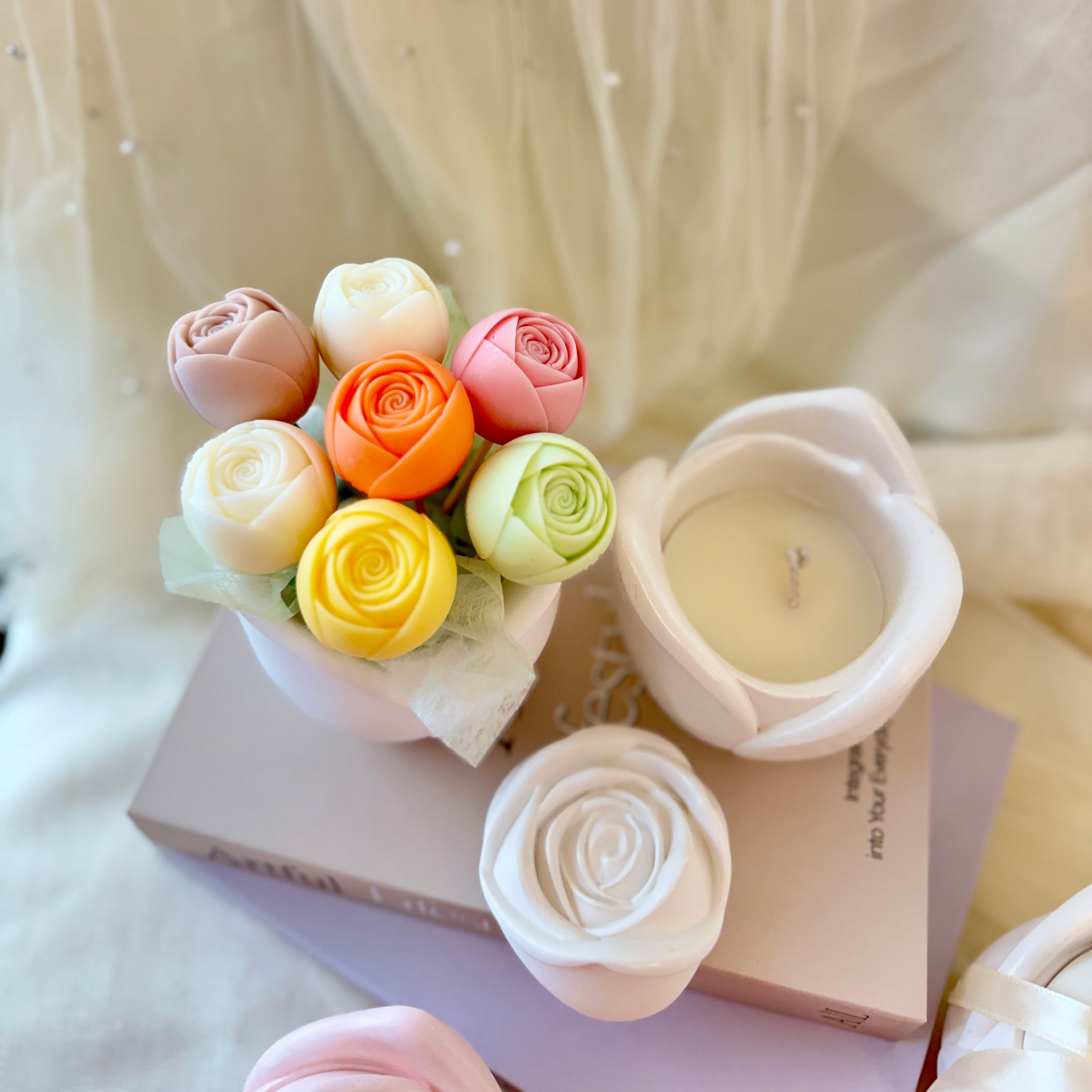 Vaso in ceramica con rose in cera profumate