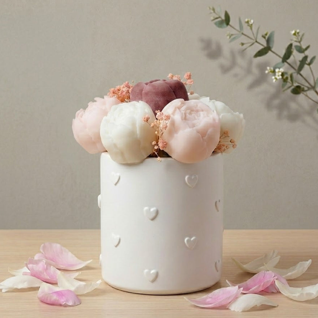 Composizione Floreale Decorativa in Vaso Bianco con Cuori