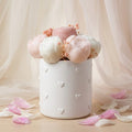 Composizione Floreale Decorativa in Vaso Bianco con Cuori